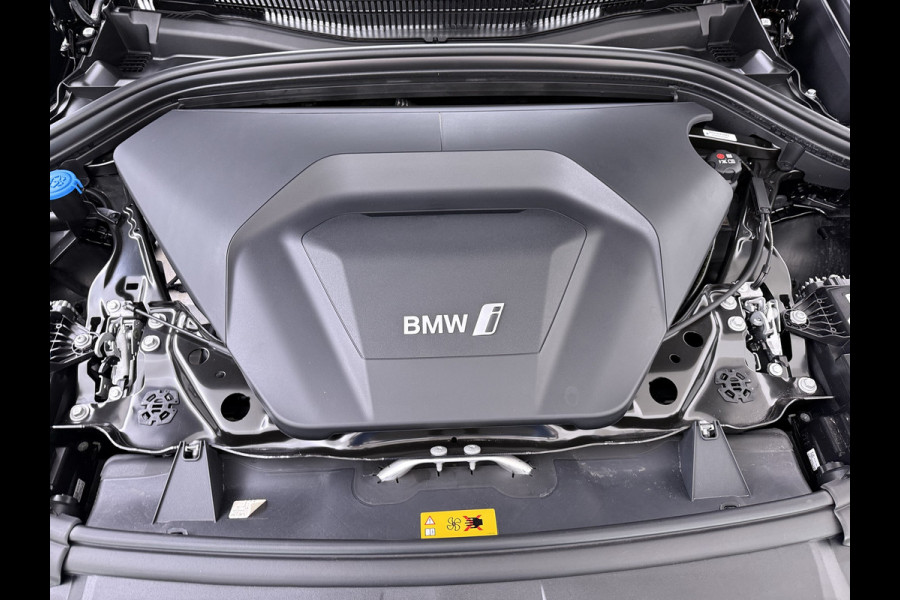 BMW iX1 eDrive20 67kWh M-Sport-Pro Leder/Alcantara Premium 19" LED Connected-Pro Warmtepomp Camera Navi Ecc Pdc 100% SOH Apple Carplay A Standverwarming/koeling Zwarte-Hemel Drive-Assist Elek.Achterklep Lmv Led Isofix DAB Keyless Wifi 1e Eigenaar Origineel Nederlandse Auto Zeer compleet!