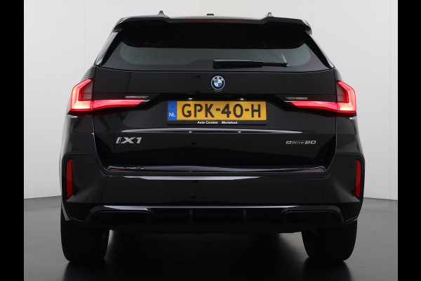 BMW iX1 eDrive20 67kWh M-Sport-Pro Leder/Alcantara Premium 19" LED Connected-Pro Warmtepomp Camera Navi Ecc Pdc 100% SOH Apple Carplay A Standverwarming/koeling Zwarte-Hemel Drive-Assist Elek.Achterklep Lmv Led Isofix DAB Keyless Wifi 1e Eigenaar Origineel Nederlandse Auto Zeer compleet!