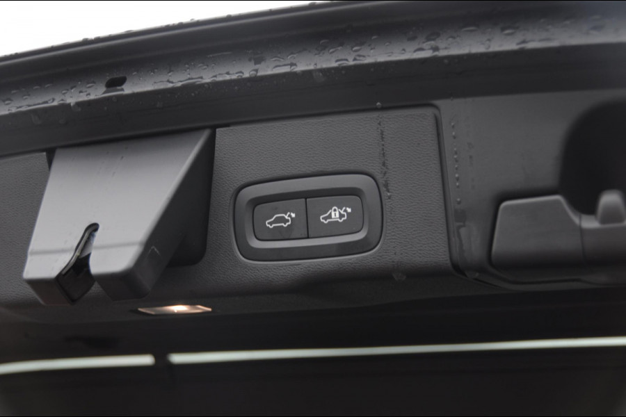 Volvo XC60 T6 350PK Automaat AWD Plus Black Edition Panoramadak/ Elektrisch bedienbare voorstoelen met geheugen/ Stoelverwarming/ Stuurverwarming/ Harman Kardon audio/ 360 Camera/