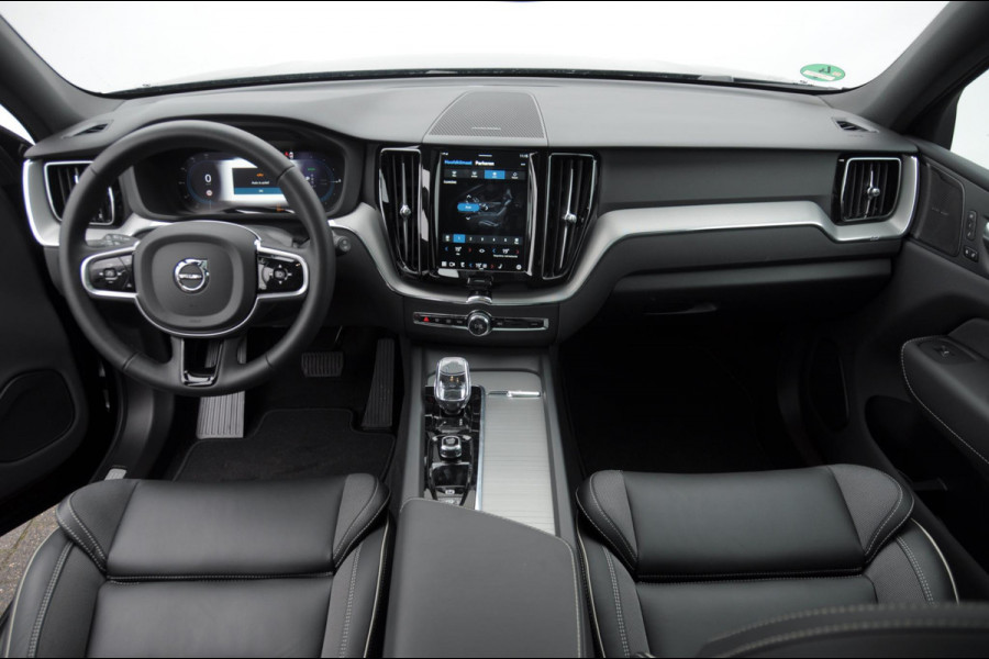 Volvo XC60 T6 350PK Automaat AWD Plus Black Edition Panoramadak/ Elektrisch bedienbare voorstoelen met geheugen/ Stoelverwarming/ Stuurverwarming/ Harman Kardon audio/ 360 Camera/
