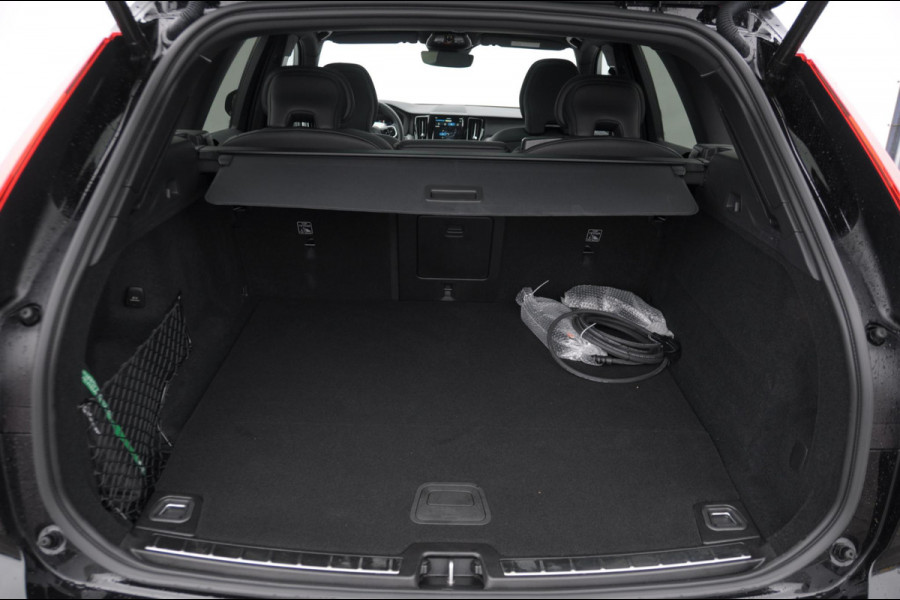 Volvo XC60 T6 350PK Automaat AWD Plus Black Edition Panoramadak/ Elektrisch bedienbare voorstoelen met geheugen/ Stoelverwarming/ Stuurverwarming/ Harman Kardon audio/ 360 Camera/