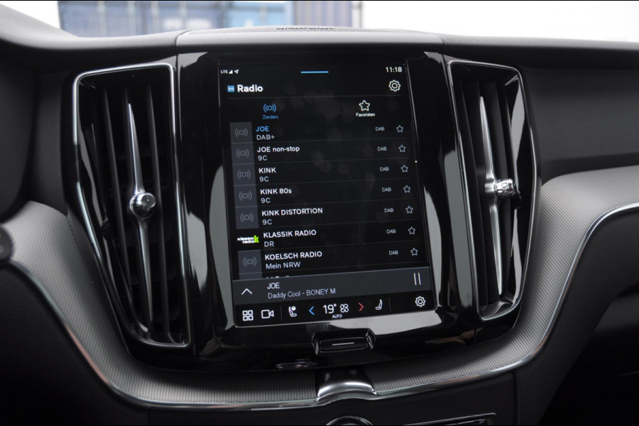 Volvo XC60 T6 350PK Automaat AWD Plus Black Edition Panoramadak/ Elektrisch bedienbare voorstoelen met geheugen/ Stoelverwarming/ Stuurverwarming/ Harman Kardon audio/ 360 Camera/