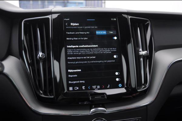 Volvo XC60 T6 350PK Automaat AWD Plus Black Edition Panoramadak/ Elektrisch bedienbare voorstoelen met geheugen/ Stoelverwarming/ Stuurverwarming/ Harman Kardon audio/ 360 Camera/