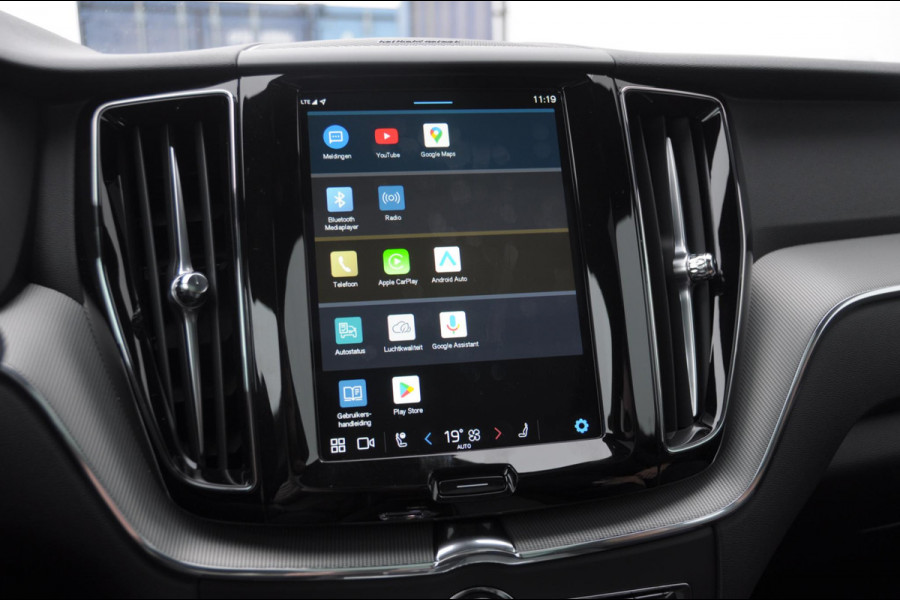 Volvo XC60 T6 350PK Automaat AWD Plus Black Edition Panoramadak/ Elektrisch bedienbare voorstoelen met geheugen/ Stoelverwarming/ Stuurverwarming/ Harman Kardon audio/ 360 Camera/