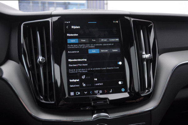 Volvo XC60 T6 350PK Automaat AWD Plus Black Edition Panoramadak/ Elektrisch bedienbare voorstoelen met geheugen/ Stoelverwarming/ Stuurverwarming/ Harman Kardon audio/ 360 Camera/