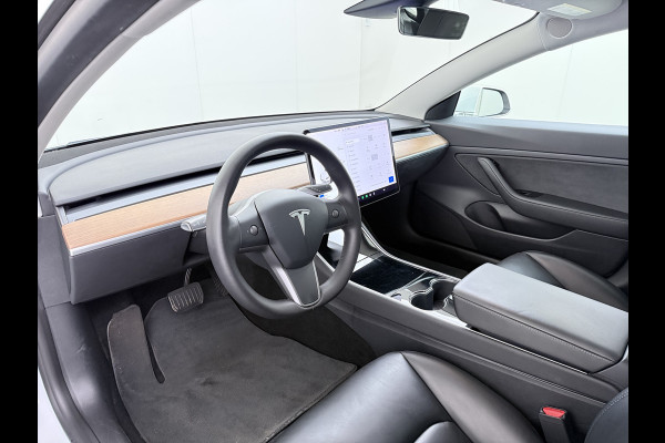 Tesla Model 3 SR+ 325PK LFP-Accu SOH 91% Trekhaak AutoPilot Leer Pano-Dak Adaptive Cruise Lmv 18" Camera's Elektr.-Stuur+Stoelen+Spiegels+Gehe Ecc Navi Led DAB Voorverwarmen interieur via App Keyless One-Pedal-Drive 1.000KG Trekgewicht Origineel Nederlandse Auto LFP accu dus 100% opladen!