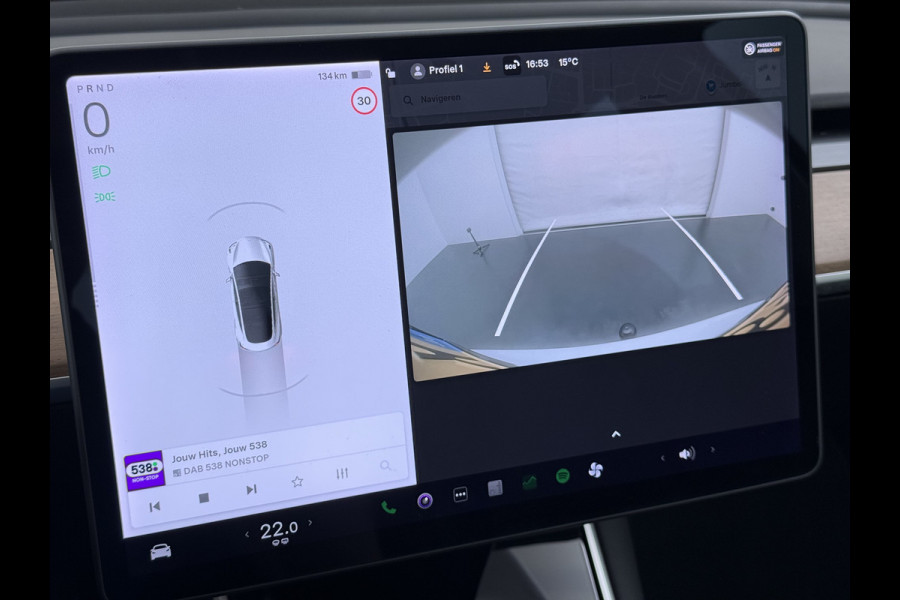 Tesla Model 3 SR+ 325PK LFP-Accu SOH 91% Trekhaak AutoPilot Leer Pano-Dak Adaptive Cruise Lmv 18" Camera's Elektr.-Stuur+Stoelen+Spiegels+Gehe Ecc Navi Led DAB Voorverwarmen interieur via App Keyless One-Pedal-Drive 1.000KG Trekgewicht Origineel Nederlandse Auto LFP accu dus 100% opladen!