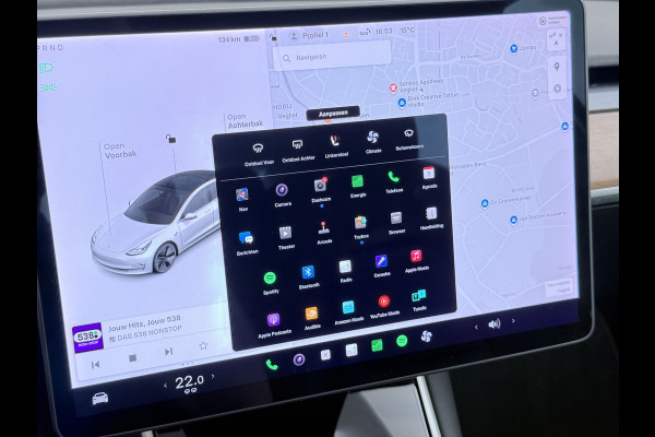 Tesla Model 3 SR+ 325PK LFP-Accu SOH 91% Trekhaak AutoPilot Leer Pano-Dak Adaptive Cruise Lmv 18" Camera's Elektr.-Stuur+Stoelen+Spiegels+Gehe Ecc Navi Led DAB Voorverwarmen interieur via App Keyless One-Pedal-Drive 1.000KG Trekgewicht Origineel Nederlandse Auto LFP accu dus 100% opladen!