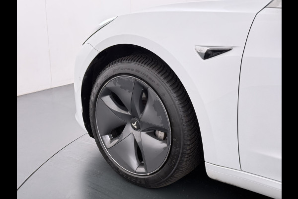 Tesla Model 3 SR+ 325PK LFP-Accu SOH 91% Trekhaak AutoPilot Leer Pano-Dak Adaptive Cruise Lmv 18" Camera's Elektr.-Stuur+Stoelen+Spiegels+Gehe Ecc Navi Led DAB Voorverwarmen interieur via App Keyless One-Pedal-Drive 1.000KG Trekgewicht Origineel Nederlandse Auto LFP accu dus 100% opladen!
