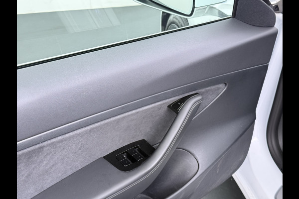 Tesla Model 3 SR+ 325PK LFP-Accu SOH 91% Trekhaak AutoPilot Leer Pano-Dak Adaptive Cruise Lmv 18" Camera's Elektr.-Stuur+Stoelen+Spiegels+Gehe Ecc Navi Led DAB Voorverwarmen interieur via App Keyless One-Pedal-Drive 1.000KG Trekgewicht Origineel Nederlandse Auto LFP accu dus 100% opladen!