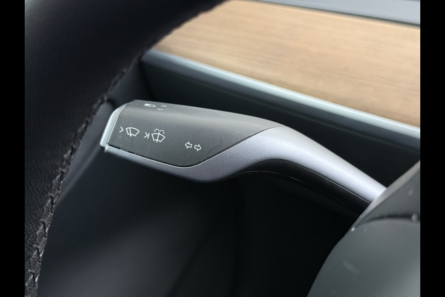 Tesla Model 3 SR+ 325PK LFP-Accu SOH 91% Trekhaak AutoPilot Leer Pano-Dak Adaptive Cruise Lmv 18" Camera's Elektr.-Stuur+Stoelen+Spiegels+Gehe Ecc Navi Led DAB Voorverwarmen interieur via App Keyless One-Pedal-Drive 1.000KG Trekgewicht Origineel Nederlandse Auto LFP accu dus 100% opladen!