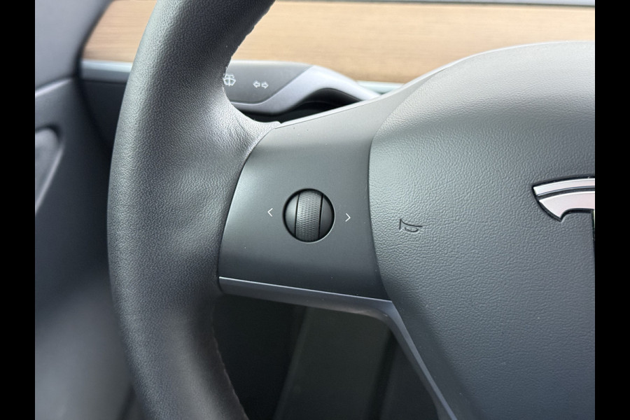Tesla Model 3 SR+ 325PK LFP-Accu SOH 91% Trekhaak AutoPilot Leer Pano-Dak Adaptive Cruise Lmv 18" Camera's Elektr.-Stuur+Stoelen+Spiegels+Gehe Ecc Navi Led DAB Voorverwarmen interieur via App Keyless One-Pedal-Drive 1.000KG Trekgewicht Origineel Nederlandse Auto LFP accu dus 100% opladen!