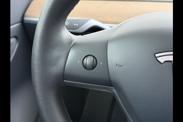 Tesla Model 3 SR+ 325PK LFP-Accu SOH 91% Trekhaak AutoPilot Leer Pano-Dak Adaptive Cruise Lmv 18" Camera's Elektr.-Stuur+Stoelen+Spiegels+Gehe Ecc Navi Led DAB Voorverwarmen interieur via App Keyless One-Pedal-Drive 1.000KG Trekgewicht Origineel Nederlandse Auto LFP accu dus 100% opladen!