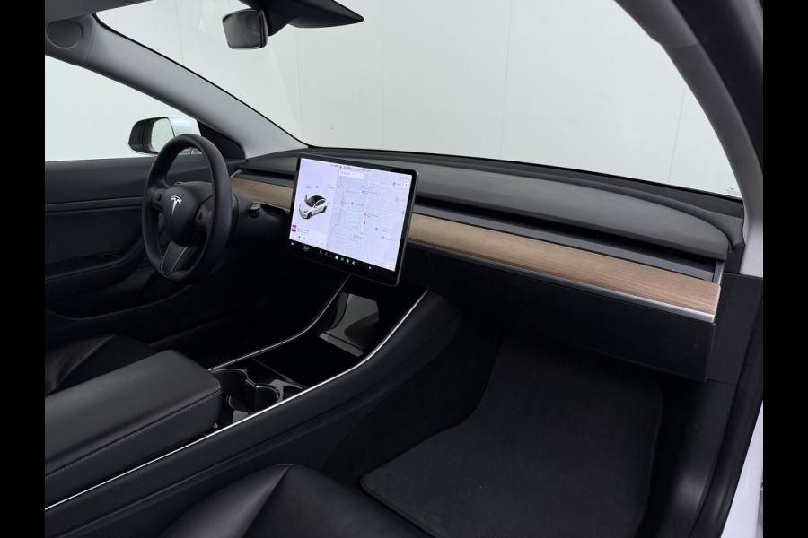 Tesla Model 3 SR+ 325PK LFP-Accu SOH 91% Trekhaak AutoPilot Leer Pano-Dak Adaptive Cruise Lmv 18" Camera's Elektr.-Stuur+Stoelen+Spiegels+Gehe Ecc Navi Led DAB Voorverwarmen interieur via App Keyless One-Pedal-Drive 1.000KG Trekgewicht Origineel Nederlandse Auto LFP accu dus 100% opladen!