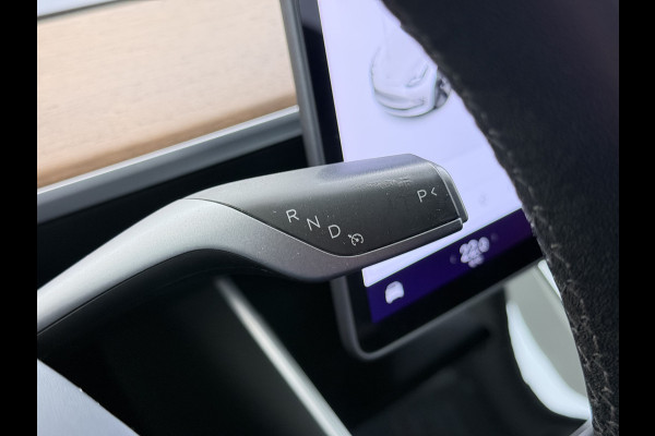 Tesla Model 3 SR+ 325PK LFP-Accu SOH 91% Trekhaak AutoPilot Leer Pano-Dak Adaptive Cruise Lmv 18" Camera's Elektr.-Stuur+Stoelen+Spiegels+Gehe Ecc Navi Led DAB Voorverwarmen interieur via App Keyless One-Pedal-Drive 1.000KG Trekgewicht Origineel Nederlandse Auto LFP accu dus 100% opladen!
