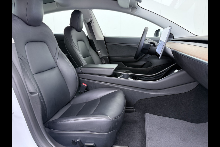 Tesla Model 3 SR+ 325PK LFP-Accu SOH 91% Trekhaak AutoPilot Leer Pano-Dak Adaptive Cruise Lmv 18" Camera's Elektr.-Stuur+Stoelen+Spiegels+Gehe Ecc Navi Led DAB Voorverwarmen interieur via App Keyless One-Pedal-Drive 1.000KG Trekgewicht Origineel Nederlandse Auto LFP accu dus 100% opladen!