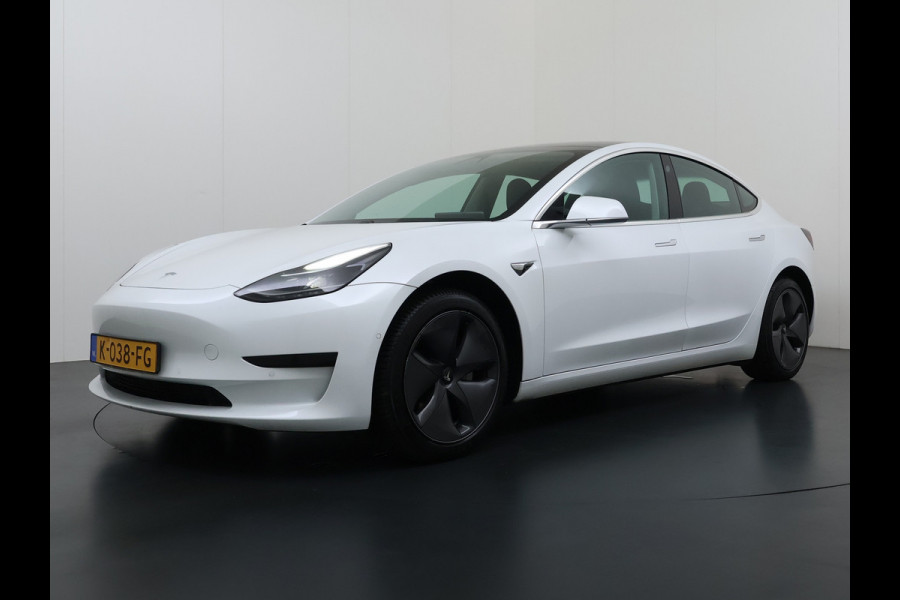 Tesla Model 3 SR+ 325PK LFP-Accu SOH 91% Trekhaak AutoPilot Leer Pano-Dak Adaptive Cruise Lmv 18" Camera's Elektr.-Stuur+Stoelen+Spiegels+Gehe Ecc Navi Led DAB Voorverwarmen interieur via App Keyless One-Pedal-Drive 1.000KG Trekgewicht Origineel Nederlandse Auto LFP accu dus 100% opladen!