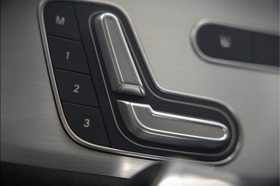 Mercedes-Benz A-Klasse 200 Launch Edition Premium Plus AMG | Stoelverwarming | Head-Up Display | 360 Camera | Adaptive Cruise Control Ambiance Verlichting | Multibeam | Keyless | Memory Seat | Navigatie |