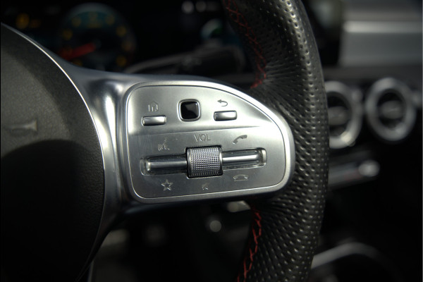 Mercedes-Benz A-Klasse 200 Launch Edition Premium Plus AMG | Stoelverwarming | Head-Up Display | 360 Camera | Adaptive Cruise Control Ambiance Verlichting | Multibeam | Keyless | Memory Seat | Navigatie |