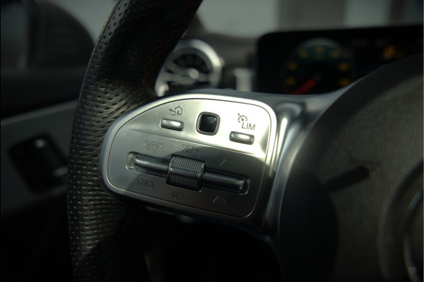 Mercedes-Benz A-Klasse 200 Launch Edition Premium Plus AMG | Stoelverwarming | Head-Up Display | 360 Camera | Adaptive Cruise Control Ambiance Verlichting | Multibeam | Keyless | Memory Seat | Navigatie |