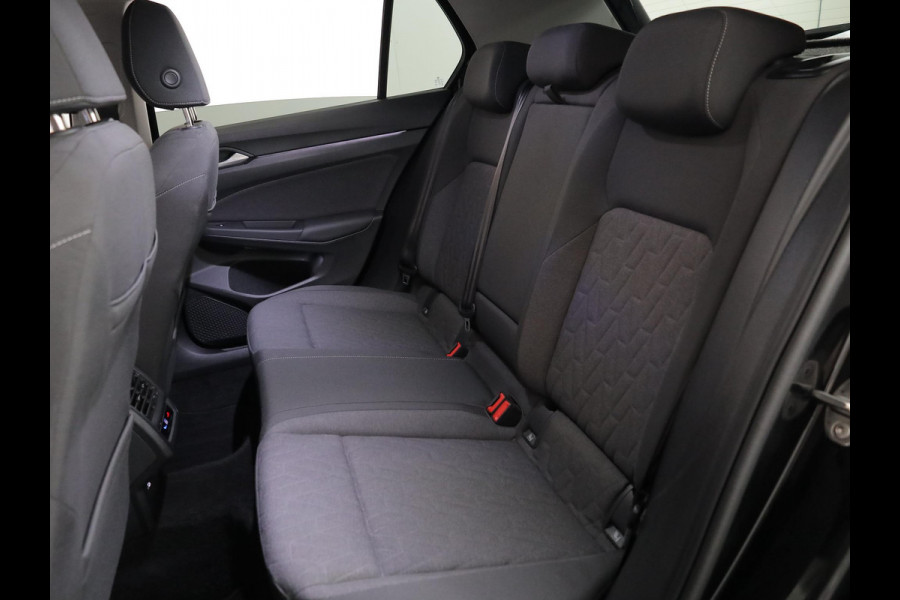 Volkswagen Golf 1.5 eHybrid Life Edition 204 pk Automaat (DSG) | Verlengde garantie | Navigatie via App | Parkeersensoren (Park assist) | Achteruitrijcamera |