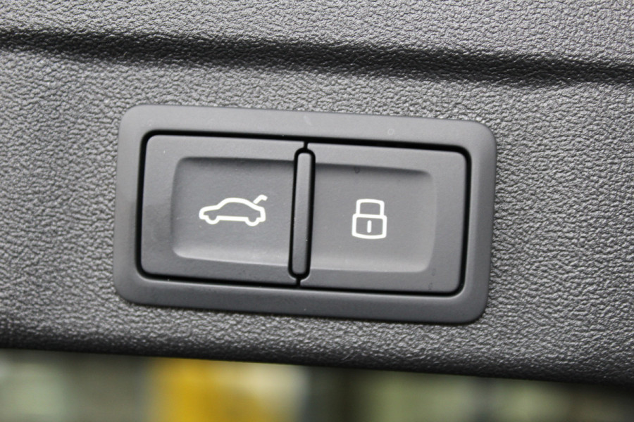 Audi A6 Avant 2.0 e-Hybrid Quattro S-Line | Achteras besturing | Alcantara/Leder | Zwenkbare Trekhaak | 360 | Nieuw