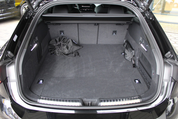 Audi A6 Avant 2.0 e-Hybrid Quattro S-Line | Achteras besturing | Alcantara/Leder | Zwenkbare Trekhaak | 360 | Nieuw