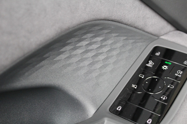 Audi A6 Avant 2.0 e-Hybrid Quattro S-Line | Achteras besturing | Alcantara/Leder | Zwenkbare Trekhaak | 360 | Nieuw