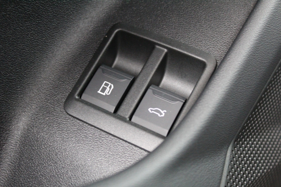 Audi A6 Avant 2.0 e-Hybrid Quattro S-Line | Achteras besturing | Alcantara/Leder | Zwenkbare Trekhaak | 360 | Nieuw