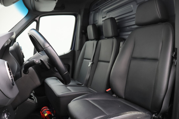 Mercedes-Benz Sprinter 319 3.0 CDI V6 Automaat L2H2 Leer, 3-Zits, LED, Camera, ACC, Airco, Rijstrooksensor, Trekhaak, 18''