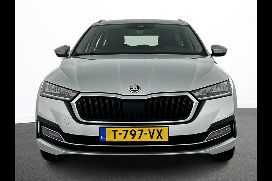Škoda Octavia Combi 1.5 e-TSI DSG Style | Navigatie | Climate Control | Parkeer Sensoren | Camera | DAB | Cruise control | Lichtmetalen Velgen | Keyless