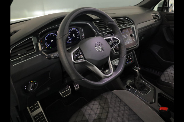 Volkswagen Tiguan 1.5 TSI R-Line 150 pk Automaat (DSG) | Navigatie | Panoramadak | Trekhaak (wegklapbaar) | Parkeersensoren (Park assist) | Achteruitrijcamera | Stoelverwarming | R-Line |