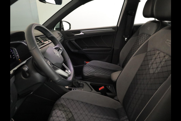 Volkswagen Tiguan 1.5 TSI R-Line 150 pk Automaat (DSG) | Navigatie | Panoramadak | Trekhaak (wegklapbaar) | Parkeersensoren (Park assist) | Achteruitrijcamera | Stoelverwarming | R-Line |
