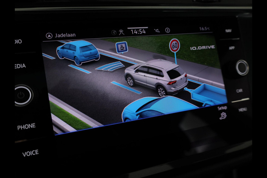 Volkswagen Tiguan 1.5 TSI R-Line 150 pk Automaat (DSG) | Navigatie | Panoramadak | Trekhaak (wegklapbaar) | Parkeersensoren (Park assist) | Achteruitrijcamera | Stoelverwarming | R-Line |