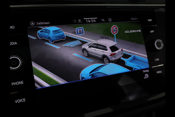 Volkswagen Tiguan 1.5 TSI R-Line 150 pk Automaat (DSG) | Navigatie | Panoramadak | Trekhaak (wegklapbaar) | Parkeersensoren (Park assist) | Achteruitrijcamera | Stoelverwarming | R-Line |