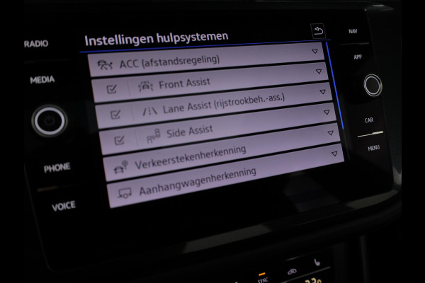 Volkswagen Tiguan 1.5 TSI R-Line 150 pk Automaat (DSG) | Navigatie | Panoramadak | Trekhaak (wegklapbaar) | Parkeersensoren (Park assist) | Achteruitrijcamera | Stoelverwarming | R-Line |