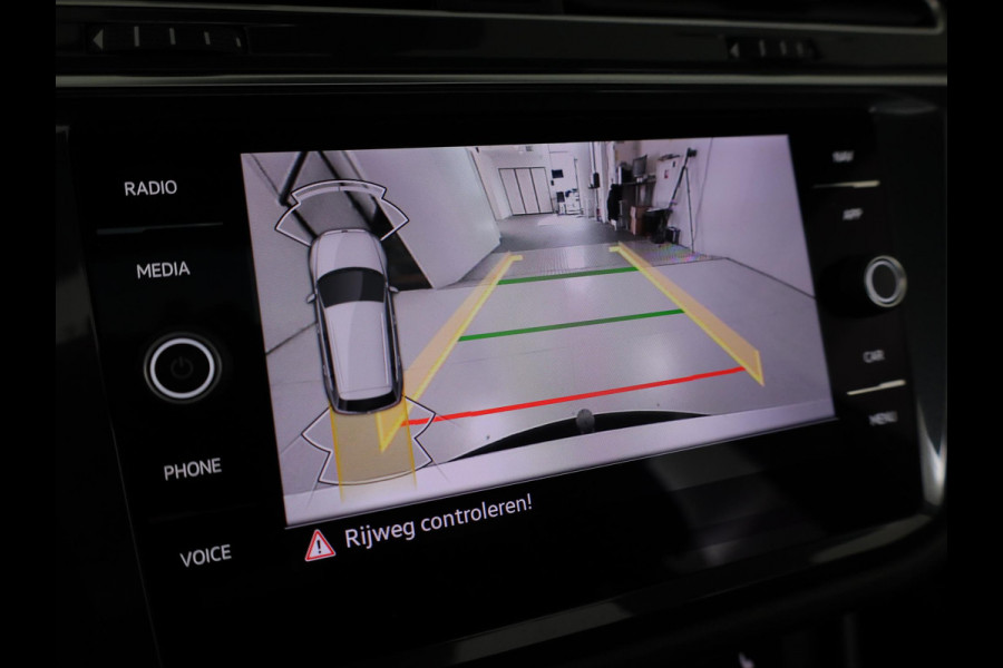 Volkswagen Tiguan 1.5 TSI R-Line 150 pk Automaat (DSG) | Navigatie | Panoramadak | Trekhaak (wegklapbaar) | Parkeersensoren (Park assist) | Achteruitrijcamera | Stoelverwarming | R-Line |