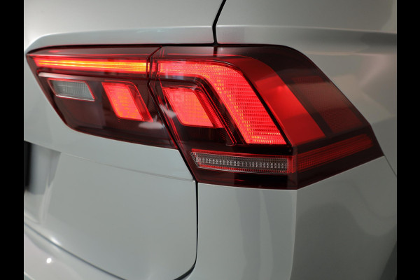 Volkswagen Tiguan 1.5 TSI R-Line 150 pk Automaat (DSG) | Navigatie | Panoramadak | Trekhaak (wegklapbaar) | Parkeersensoren (Park assist) | Achteruitrijcamera | Stoelverwarming | R-Line |