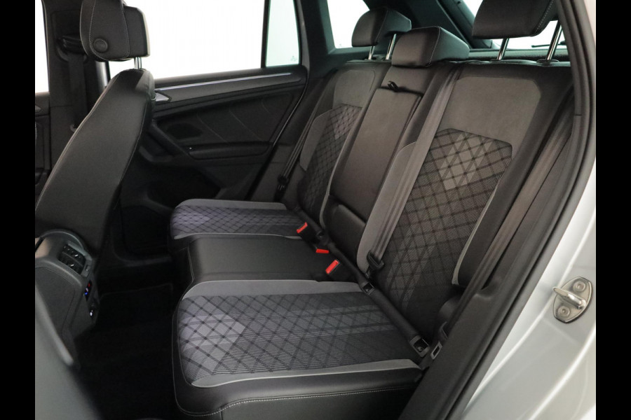 Volkswagen Tiguan 1.5 TSI R-Line 150 pk Automaat (DSG) | Navigatie | Panoramadak | Trekhaak (wegklapbaar) | Parkeersensoren (Park assist) | Achteruitrijcamera | Stoelverwarming | R-Line |