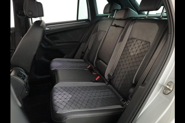 Volkswagen Tiguan 1.5 TSI R-Line 150 pk Automaat (DSG) | Navigatie | Panoramadak | Trekhaak (wegklapbaar) | Parkeersensoren (Park assist) | Achteruitrijcamera | Stoelverwarming | R-Line |