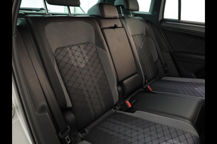 Volkswagen Tiguan 1.5 TSI R-Line 150 pk Automaat (DSG) | Navigatie | Panoramadak | Trekhaak (wegklapbaar) | Parkeersensoren (Park assist) | Achteruitrijcamera | Stoelverwarming | R-Line |