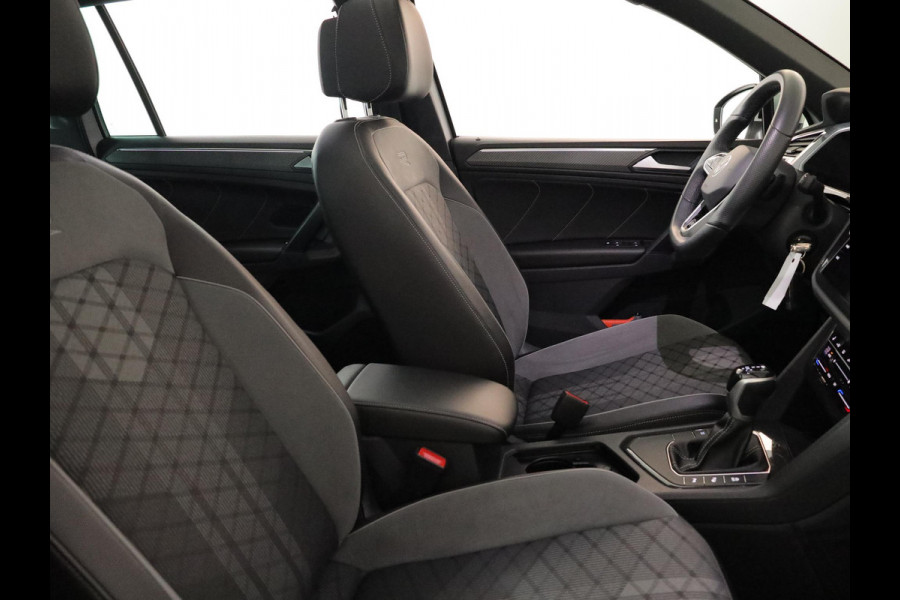 Volkswagen Tiguan 1.5 TSI R-Line 150 pk Automaat (DSG) | Navigatie | Panoramadak | Trekhaak (wegklapbaar) | Parkeersensoren (Park assist) | Achteruitrijcamera | Stoelverwarming | R-Line |