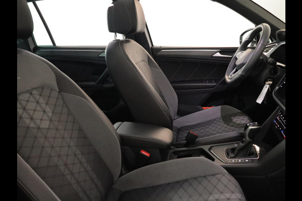 Volkswagen Tiguan 1.5 TSI R-Line 150 pk Automaat (DSG) | Navigatie | Panoramadak | Trekhaak (wegklapbaar) | Parkeersensoren (Park assist) | Achteruitrijcamera | Stoelverwarming | R-Line |
