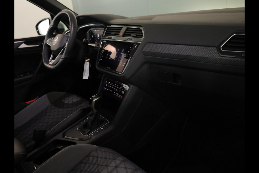 Volkswagen Tiguan 1.5 TSI R-Line 150 pk Automaat (DSG) | Navigatie | Panoramadak | Trekhaak (wegklapbaar) | Parkeersensoren (Park assist) | Achteruitrijcamera | Stoelverwarming | R-Line |