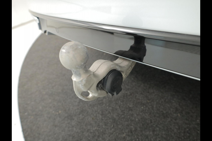 Volkswagen Tiguan 1.5 TSI R-Line 150 pk Automaat (DSG) | Navigatie | Panoramadak | Trekhaak (wegklapbaar) | Parkeersensoren (Park assist) | Achteruitrijcamera | Stoelverwarming | R-Line |