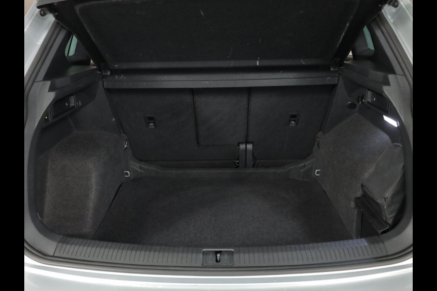 Volkswagen Tiguan 1.5 TSI R-Line 150 pk Automaat (DSG) | Navigatie | Panoramadak | Trekhaak (wegklapbaar) | Parkeersensoren (Park assist) | Achteruitrijcamera | Stoelverwarming | R-Line |