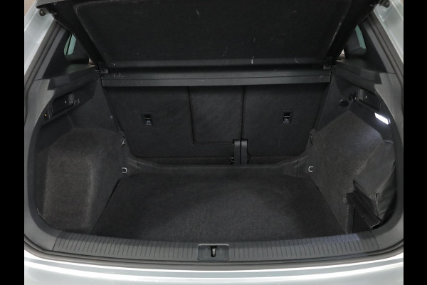 Volkswagen Tiguan 1.5 TSI R-Line 150 pk Automaat (DSG) | Navigatie | Panoramadak | Trekhaak (wegklapbaar) | Parkeersensoren (Park assist) | Achteruitrijcamera | Stoelverwarming | R-Line |
