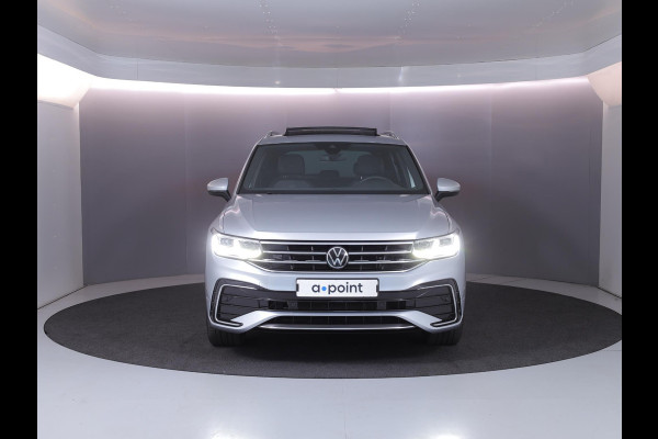 Volkswagen Tiguan 1.5 TSI R-Line 150 pk Automaat (DSG) | Navigatie | Panoramadak | Trekhaak (wegklapbaar) | Parkeersensoren (Park assist) | Achteruitrijcamera | Stoelverwarming | R-Line |
