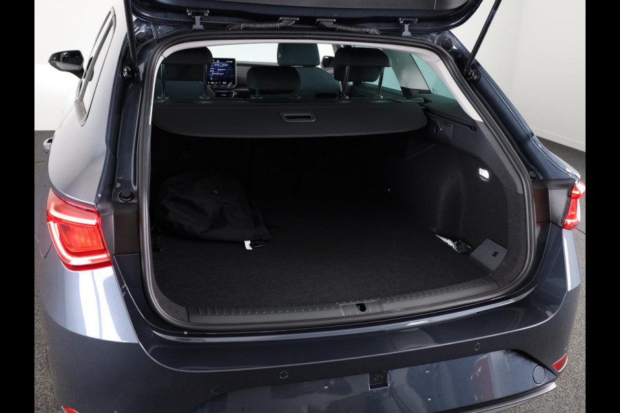 Seat Leon Sportstourer 1.5 TSI e-Hybrid Style Business Intense | Magnetic Tech Metallic | Matrix LED Koplampen