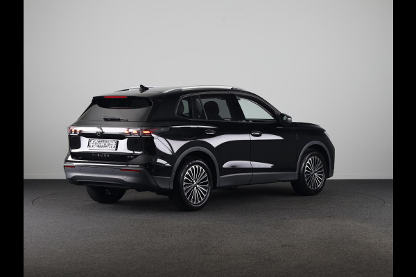 Volkswagen Tiguan 1.5 eTSI Life Edition GOAL 130 pk Automaat (DSG) | Navigatie | Trekhaak (wegklapbaar) | Parkeersensoren (Park assist) | Rondomzicht camera | Stoelverwarming |